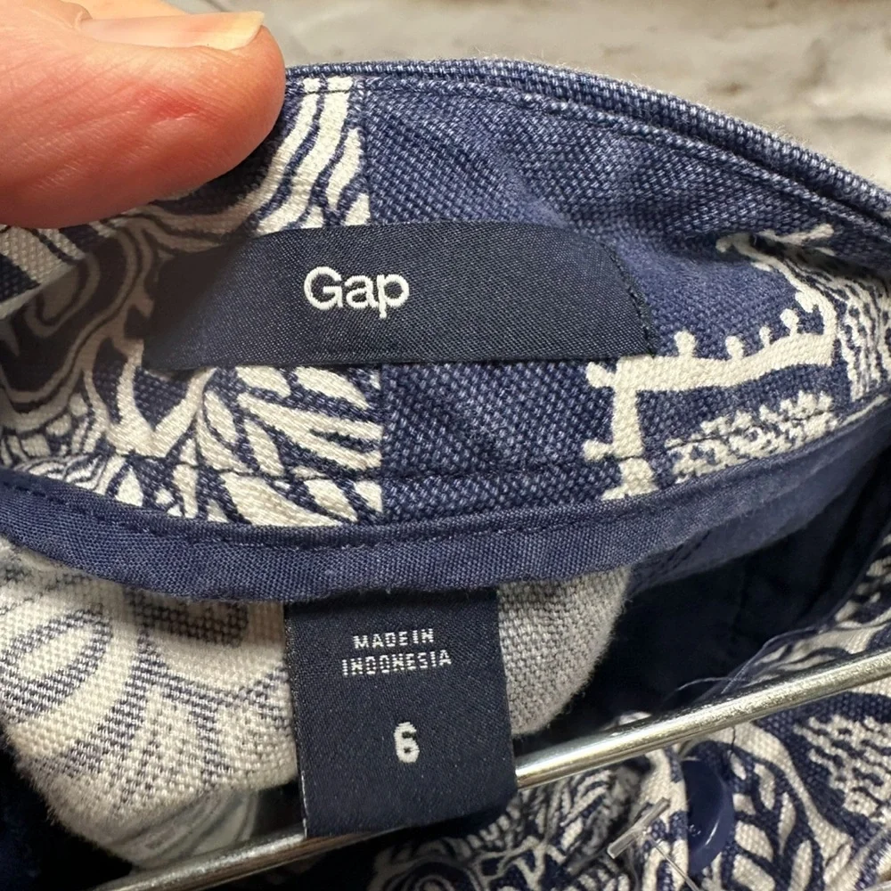 Gap women’s blue & white floral‎ shorts size 6